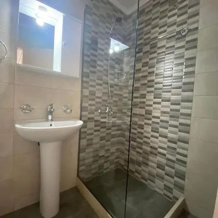 Maria's Modern , * Monemvasía