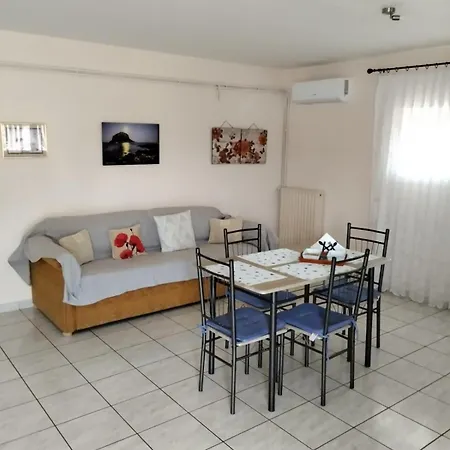 Maria's Modern , * Μονεμβασιά