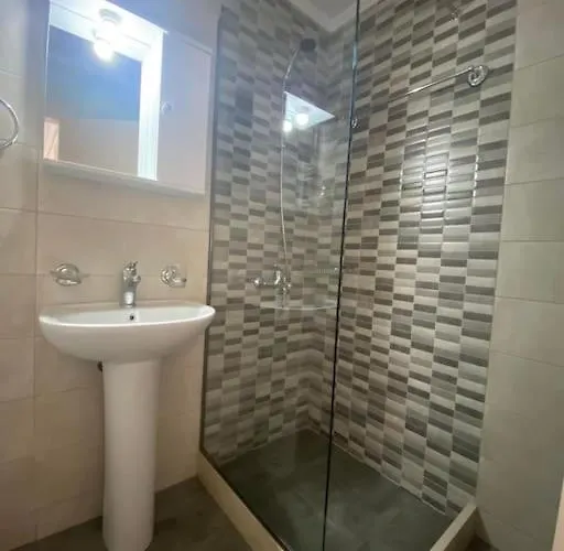 Maria's Modern , * מונמבאסיה